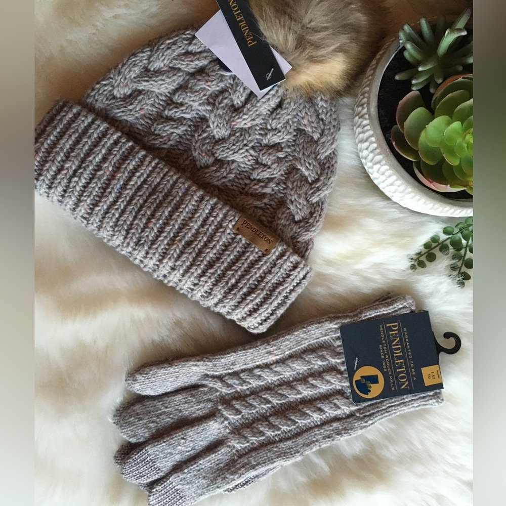 PENDLETON MERINO CABLE KNIT TEXTING GLOVE COLOR GREY
MERINO CABLE KNIT HAT